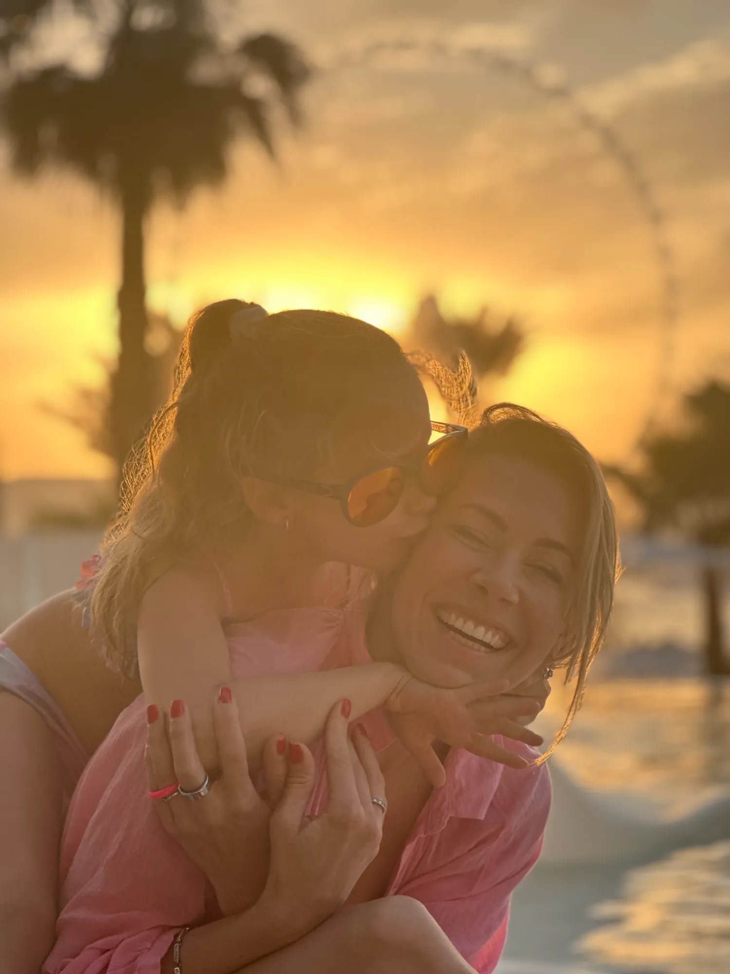 Anya–gyermek kapcsolódás naplementében – érzelmi biztonság és szeretet