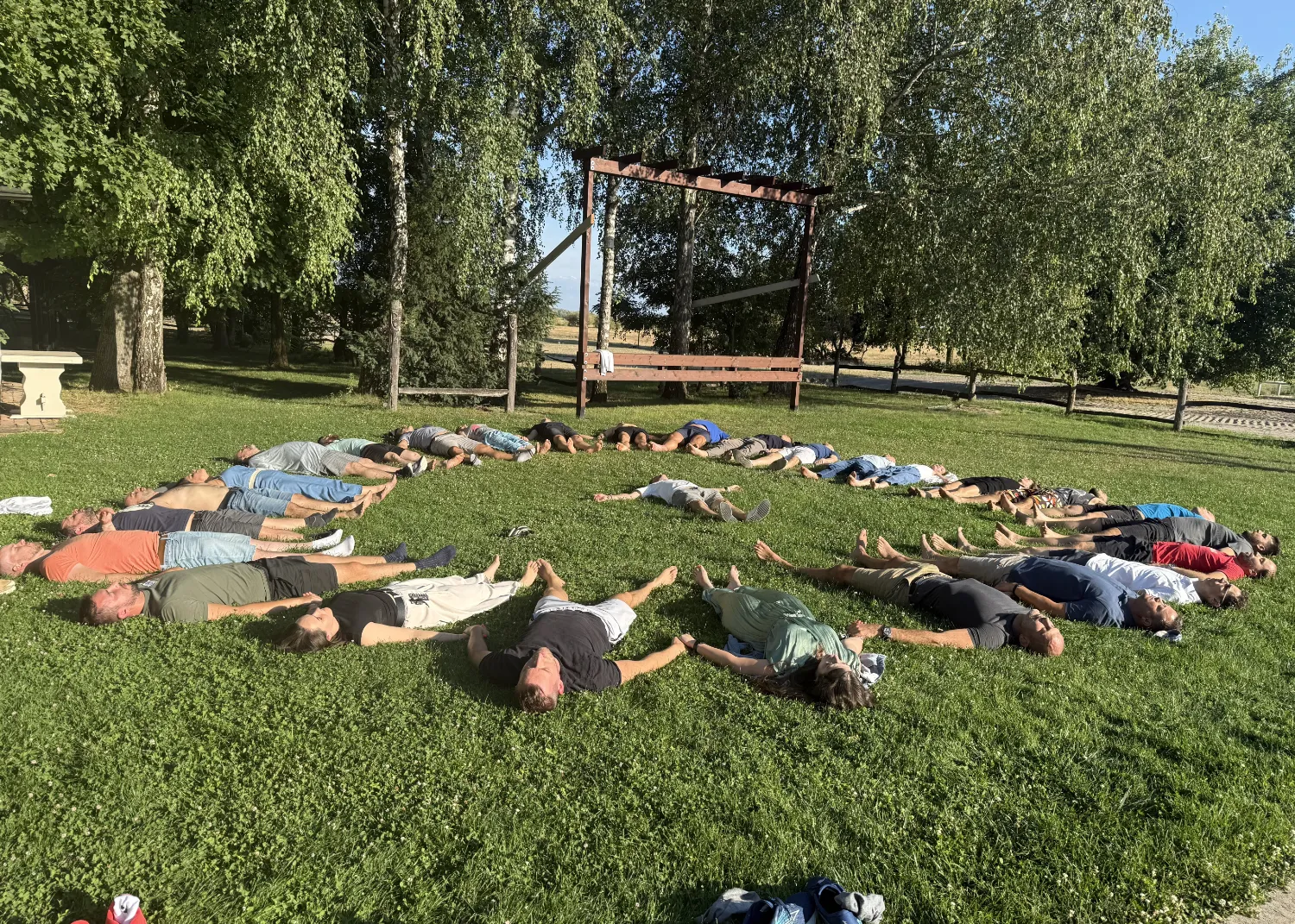 Csoportos relaxáció a Tudatosság Tábor szabadtéri programján