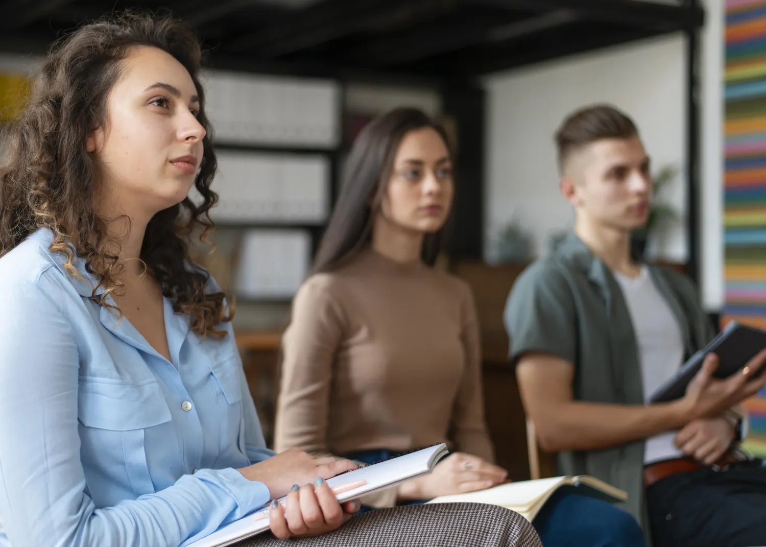 Résztvevők figyelmesen hallgatják az önismereti workshopot