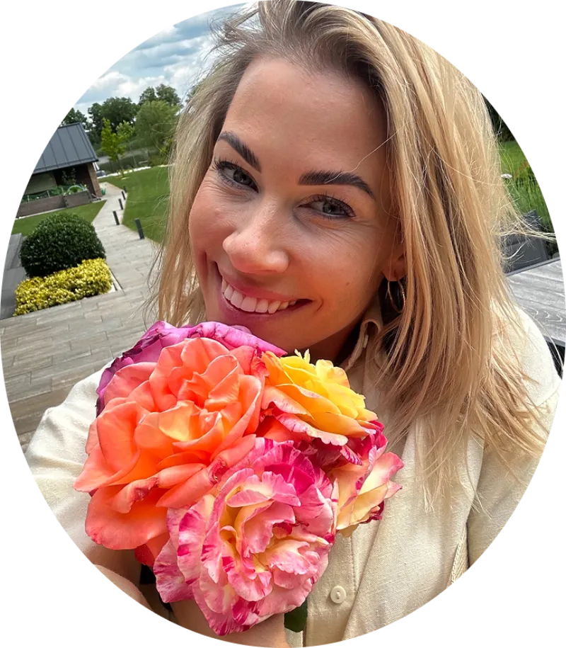 Kiss-P. Nóri tudatosság mentor portréja a kedvenc rózsáival, nőiesség és megújulás szimbóluma