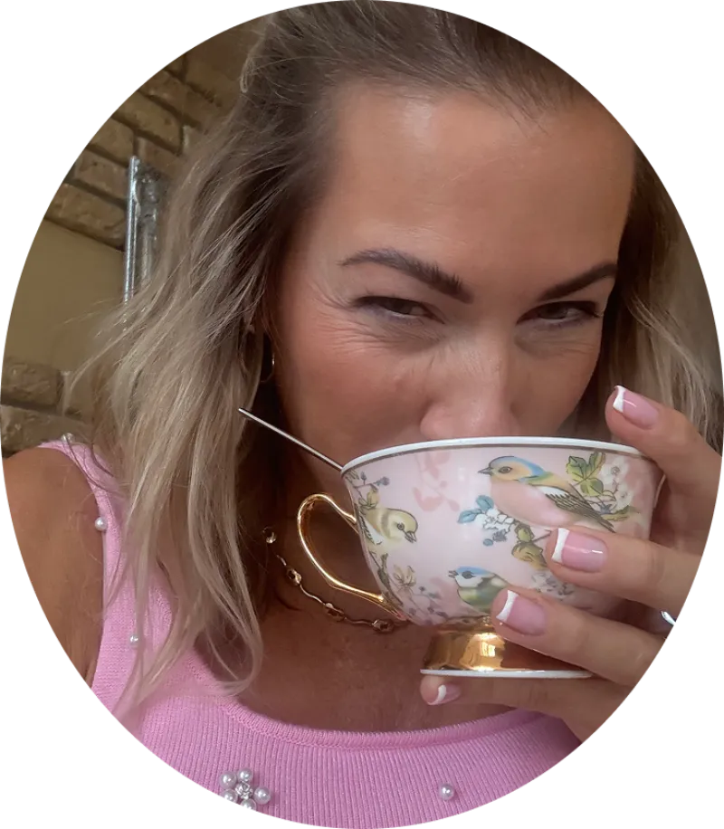 Kiss-P. Nóri tudatosság mentor portréja, meghitt pillanat kávézás közben