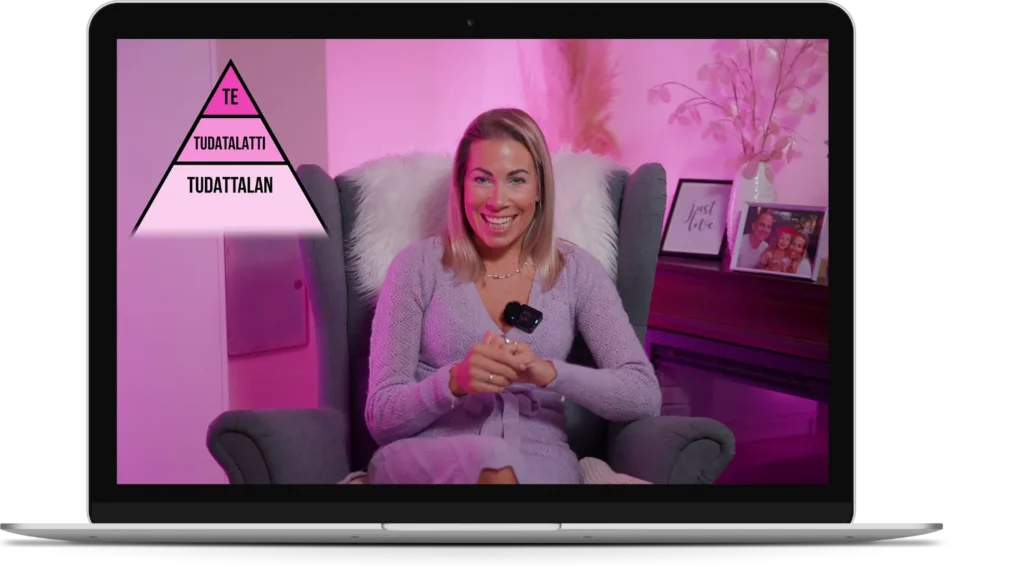 Kiss-P. Nóri videós előadás közben egy fotelben ülve