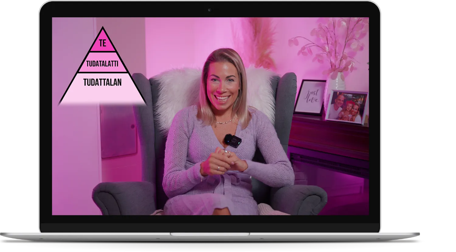 Kiss-P. Nóri videós előadás közben egy fotelben ülve